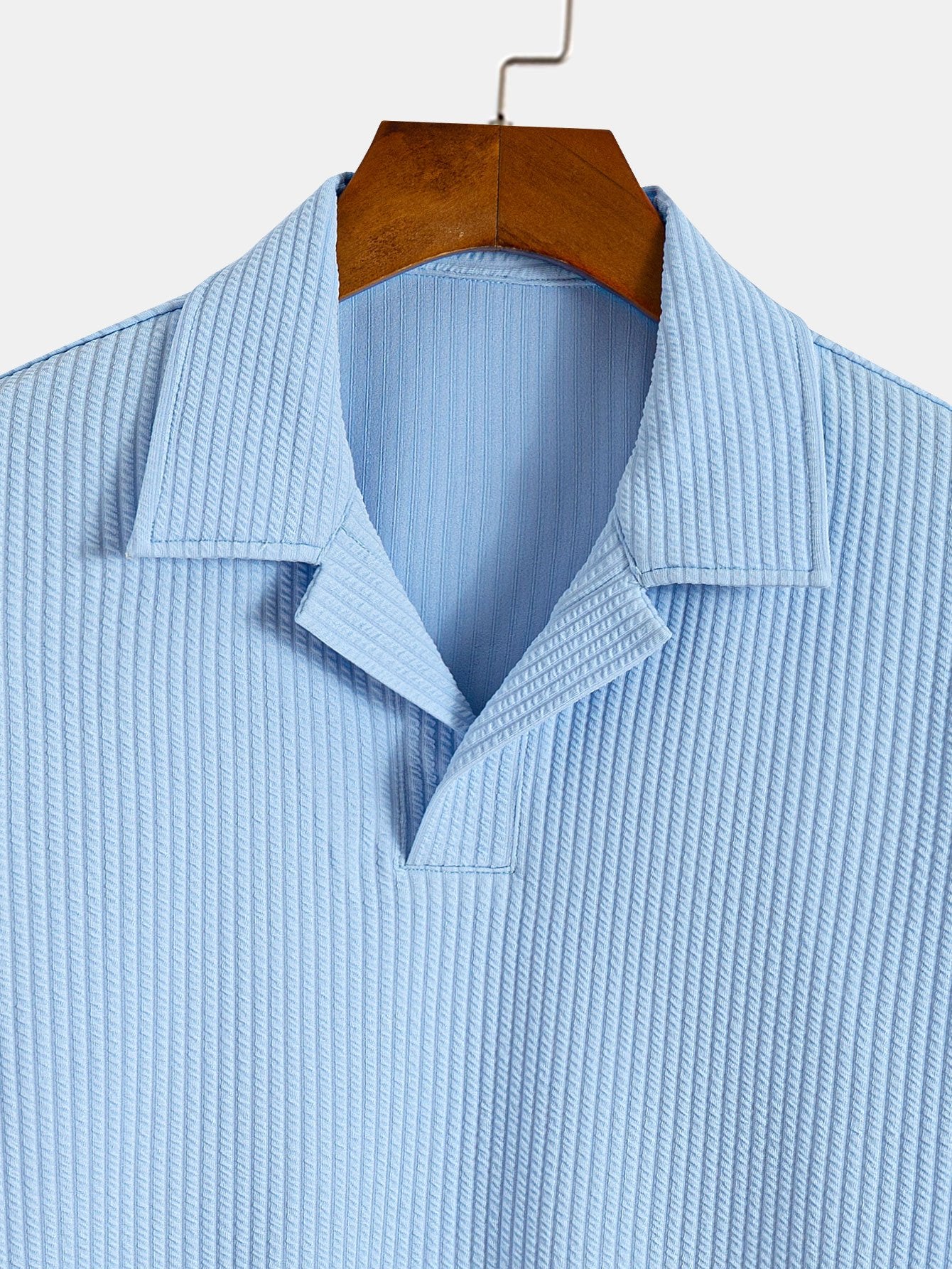 Camisa Polo "Riviera" – Elegancia Acanalada y Cuello Abierto
